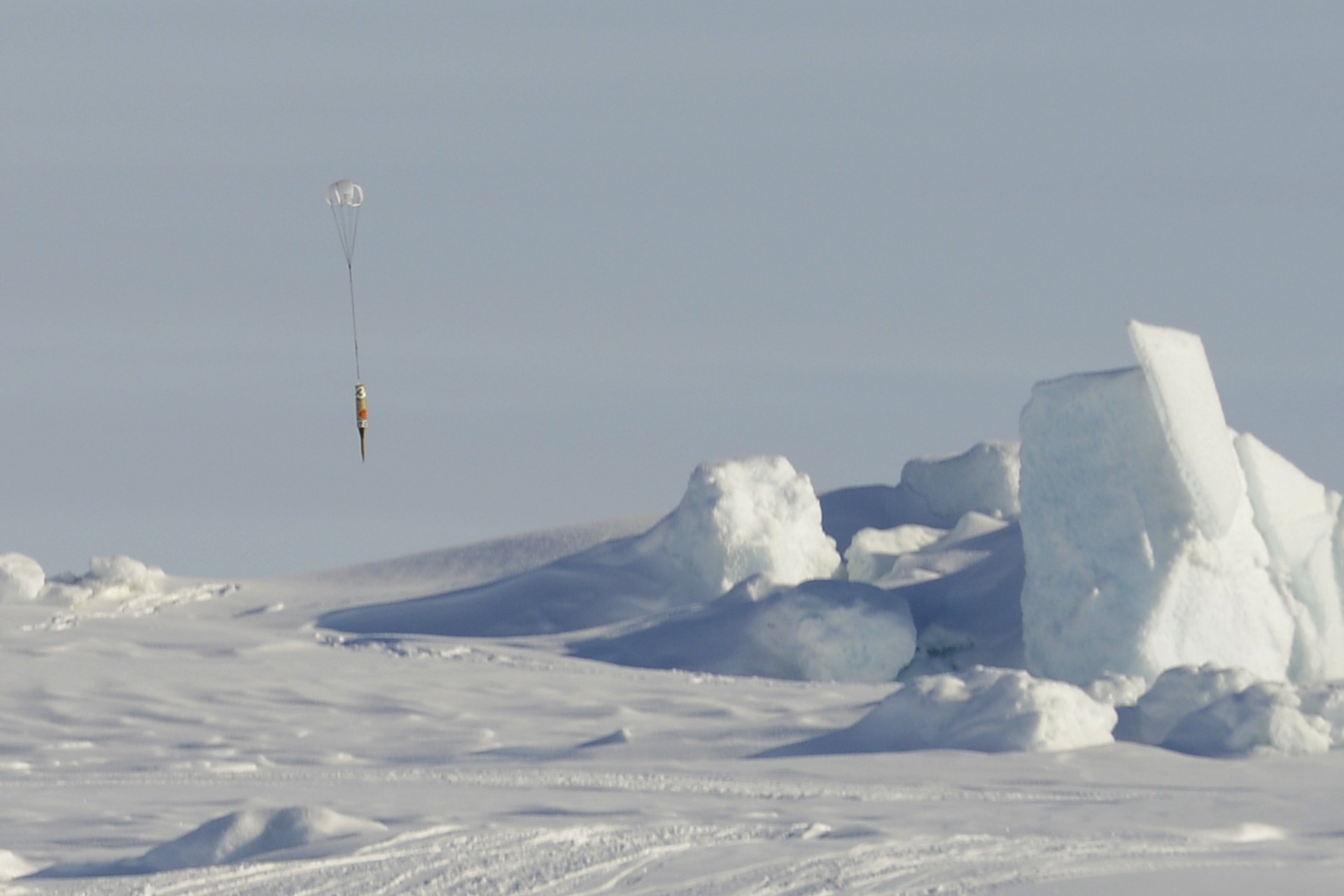 An icepick geobuoy is released and opens its drag chute.
Photo by Janice Lang, DRDC