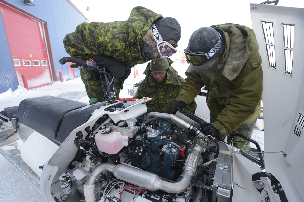 Defence Research and Development Canada and Canadian Armed Forces Joint Arctic Experiment (CAFJAE) 2016 team member Sergeant Rob Kubiak (center) gives a training session on the DEW D900 diesel snowmobile to 2nd Battalion, the Royal Canadian Regiment members.
Janice Lang, DRDC