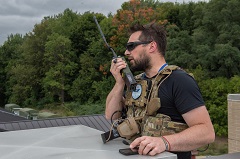A transmission specialist standing on the roof of the Côte-des-Neiges