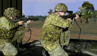 Deux soldats s’exercent au tir pendant une mission simulée à l’aide du simulateur de tir aux armes légères de RDDC.