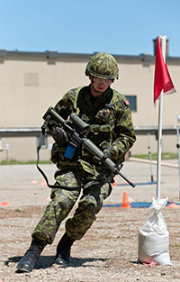 Un soldat canadien participe au Programme canadien d’évaluation des effets de chargement.