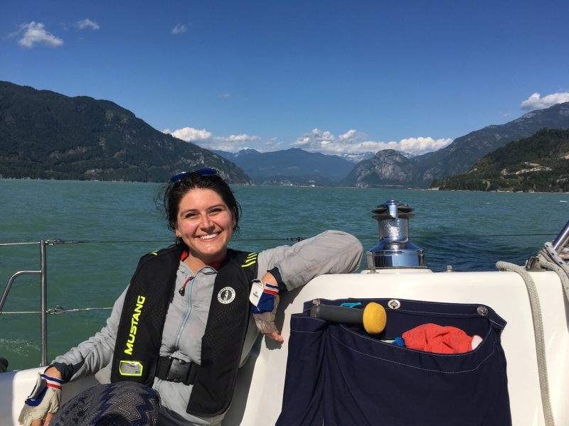 Kayla en bateau dans les eaux de la baie Howe, dans la région de Squamish, en Colombie Britannique.