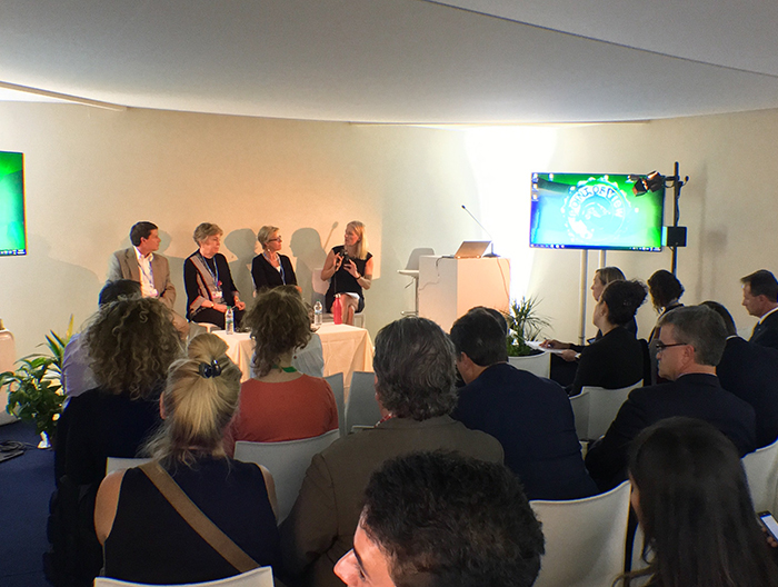 Environment and Climate Change Minister Catherine McKenna discusses the role of carbon markets with Canadian business leaders at COP22