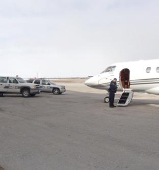 Inspection du jet privé à l'aéroport de Winnipeg