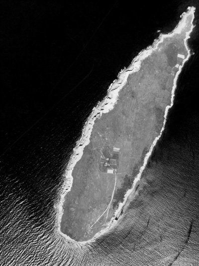 Photo aérienne de l'île Sea Wolf. Voir description longue ci-dessous.