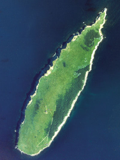 Photo aérienne de l'Île Sea Wolf. Voir description longue ci-dessous.