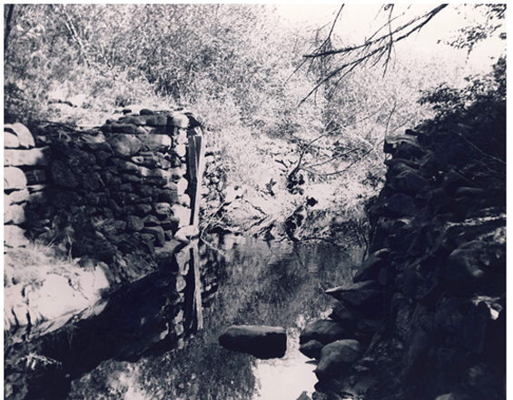 Ouvrage de régularisation de l’eau en pierre dans le chenal de Sand Pond vers 1965.