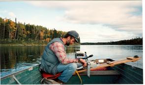 Technicien en hydrométrie près de Thunder Bay, Ontario, vers 1990 Photo : &copy; Environnement et Changement climatique Canada