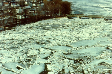 Photo - Ice backup behind a bridge in Montreal