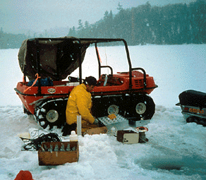 Image d'Échantillonnage de la chimie de l'eau au lac Batchawana durant l'hiver