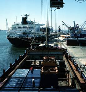 Loading containers at Port © Transport Canada