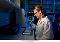 Technicienne analysant des échantillons au Laboratoire de biotechnologie des sols