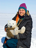 Le chercheur Nick Lunn, spécialiste des ours polaires, tenant un jeune ours polaire