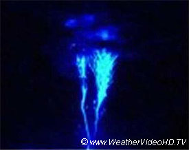 Un jet bleu difficile à saisir, s'échappe du sommet d'un orage. Photo utilisée avec l’aimable permission de : http://www.weathervideohd.tv/.