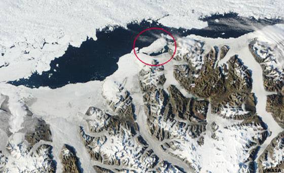 MODIS Image of Ayles Ice Shelf fracture on August 13, 2005.