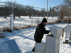 Changing Sampling Media on High Volume Air Sampler. Photo: Tom Hamer, 2010 © Environment Canada.