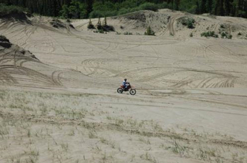 Véhicule hors route circulant dans les dunes de Carcross