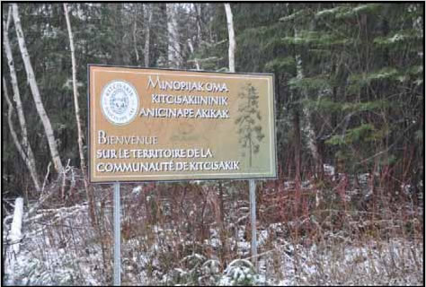 Un panneau de bienvenue, en français et en algonquin, aux visiteurs de la collectivité de Kitcisakik.