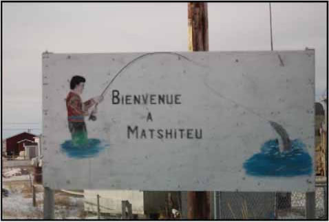 Un panneau de bienvenue, en français, aux visiteurs de la communauté de Matshiteu