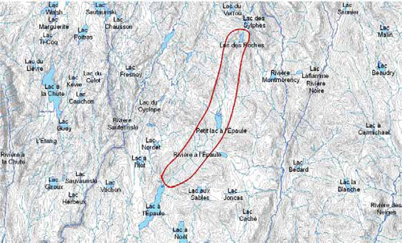 Carte indiquant l'emplacement du territoire de chasse au caribou près de la  rivière à l'Épaule et dans la région avoisinante. Le territoire de chasse est illustré en rouge.