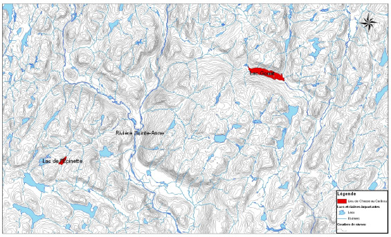 Carte indiquant l'emplacement du lac Épinette et du lac Gouat. Le territoire de chasse au caribou est illustré en rouge.