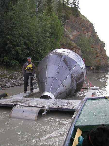 Figure 5 : Photographie du piège rotatif installé sur le fleuve Yukon près de Dawson.