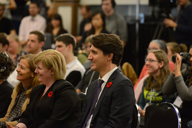 Photo 1 : La photo montre la ministre Qualtrough et le premier ministre Justin Trudeau, assis lors d'une consultation auprès d'intervenants.