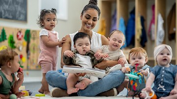 Une éducatrice de la petite enfance lit une histoire à des enfants
