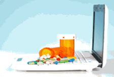 Image d'un ordinateur avec 2 flacons de médicaments d'ordonnance.