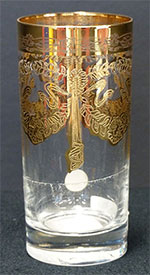 verre à boire orné d'un motif décoratif émaillé
