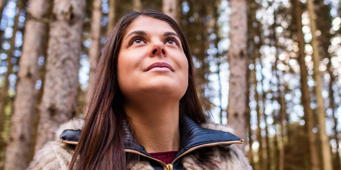 Onglet 3: Une femme métisse dans une forêt en Ontario, au Canada