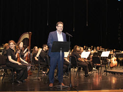 Le maire Maxime Pedneaud-Jobin souhaite la bienvenue aux délégués avant le début de l'orchestre