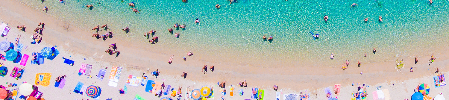 Une vue aérienne d’une plage achalandée en Grèce