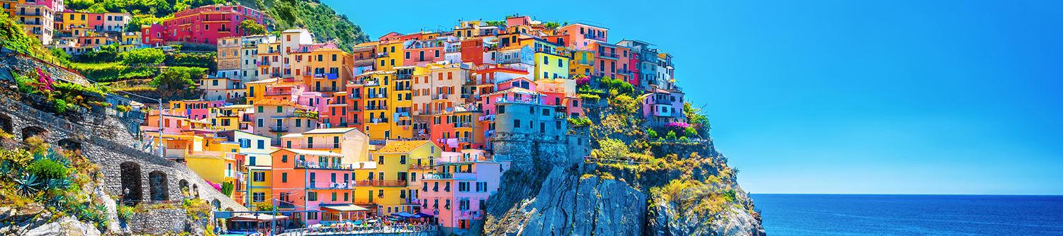 La ville Cinque Terre, en Italie, en arrière-plan de la mer