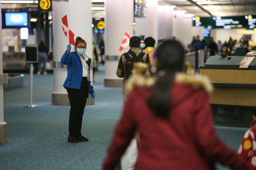 Un groupe de réfugiés afghans est accueilli à l’aéroport international de Vancouver le 18 janvier 2022.