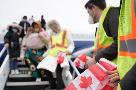 Minister Fraser welcomes Afghan refugees at Pearson International Airport on March 30, 2022.