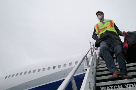 Le ministre Fraser aide des réfugiés afghans à descendre d’avion à Toronto.