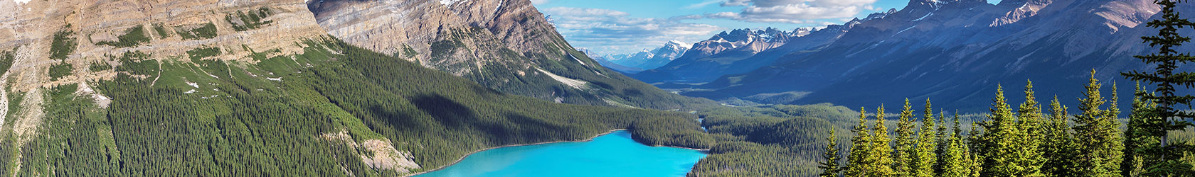 Un lac aux eaux turquoise et les montagnes Rocheuses.