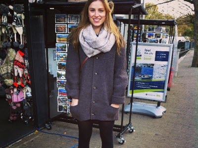 Photo d’Amélie devant un magasin aux Pays-Bas.