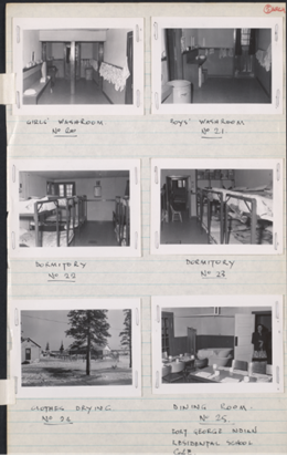 Page gris clair avec des lignes bleues, sur laquelle figurent six photographies en noir et blanc avec des légendes manuscrites à l’encre noire sous chaque image.