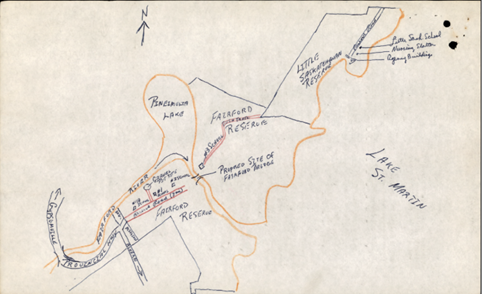 Carte dessinée à la main sur papier gris clair indiquant les communautés des Premières Nations, l’emplacement de l’école, les routes et deux lacs.