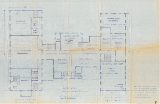 Deux&nbsp;dessins rectangulaires à l’encre bleue sur papier grisâtre avec des taches jaunes le long des plis. Le dessin du haut montre l’élévation extérieure d’une école, et le dessin inférieur montre les plans du sous-sol de la même école.