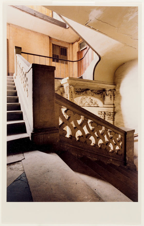 Photographie couleur d'un escalier intérieur.