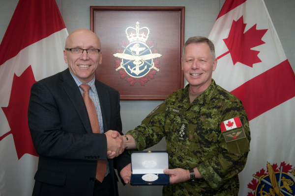 L’ancien président Bruno Hamel reçoit le Médaillon des Forces canadiennes pour service distingué
