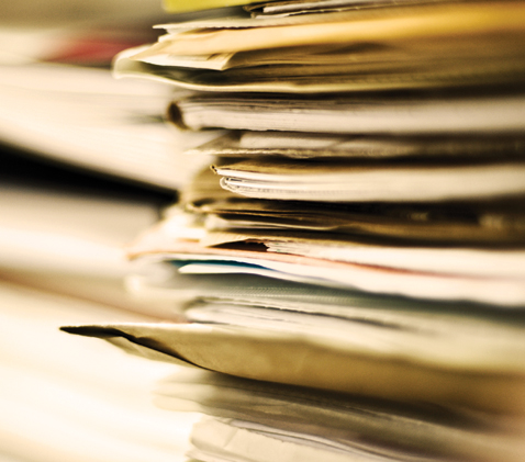 Une grosse pile de dossiers et de documents