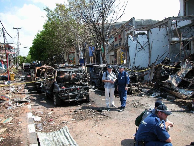Membres de l’AFP devant les ruines du Sari Club. Source : National Museum Australia