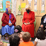 La duchesse de Cornouailles assise dans une salle de classe avec des enseignants et des élèves autochtones