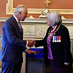 Le prince de Galles serrant la main de la gouverneure générale du Canada