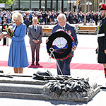 Le prince de Galles et la duchesse de Cornouailles déposant un bouquet et une couronne au Monument commémoratif de guerre du Canada