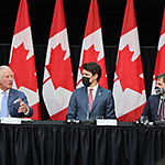 Le prince de Galles assis aux côtés du premier ministre Trudeau et ministre de l’Environnement et du Changement climatique Steven Guilbeault